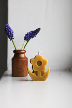 Load image into Gallery viewer, Beeswax Flower Candle