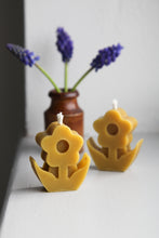 Load image into Gallery viewer, Beeswax Flower Candle